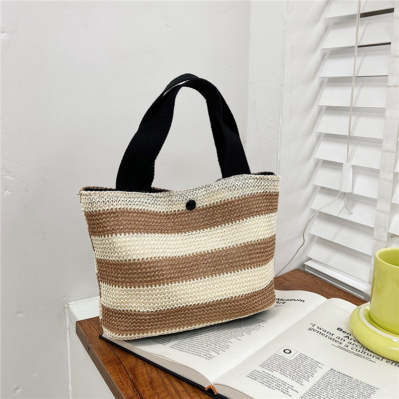 2021 New style woven hand-held women's bags, ins straw woven fashionable hand-held bags, beach bags, hand-held lunch boxes and bento boxes wholesale full figure