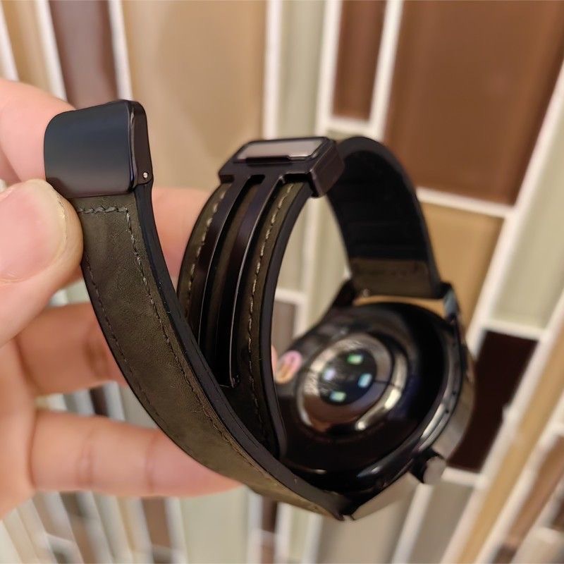 Suitable for Huawei watch bands, silicone leather straps, 20/22mm watch wristbands, and Samsung magnetic folding buckle straps Application Scenario