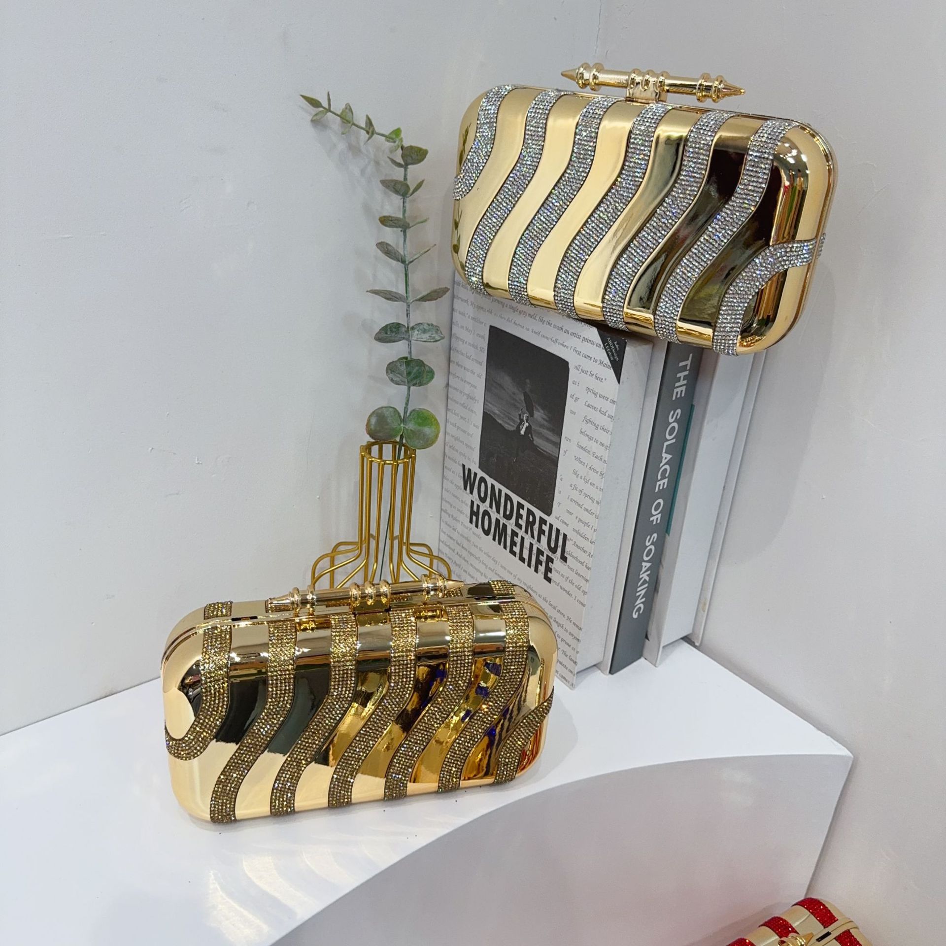 Cross-border European and American striped sequin acrylic bags, evening bags, fashionable sequin clutch bags, cheongsam evening dress bags Application Scenario