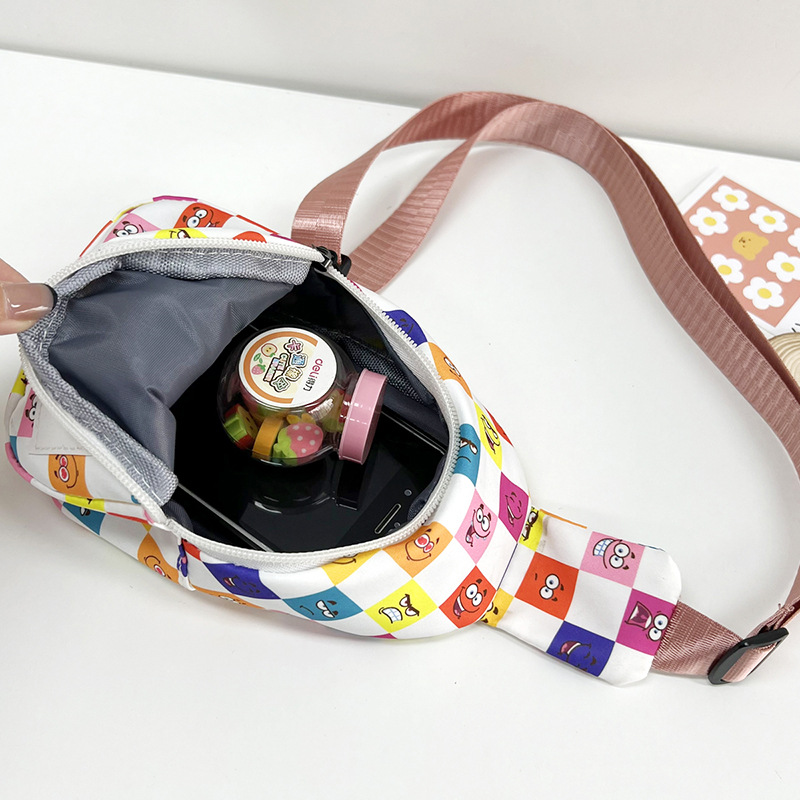 The 2022 new style of children's bags features fashionable printed crossbody small chest bags for boys and girls. The children's checkerboard pattern is lightweight and available Application Scenario