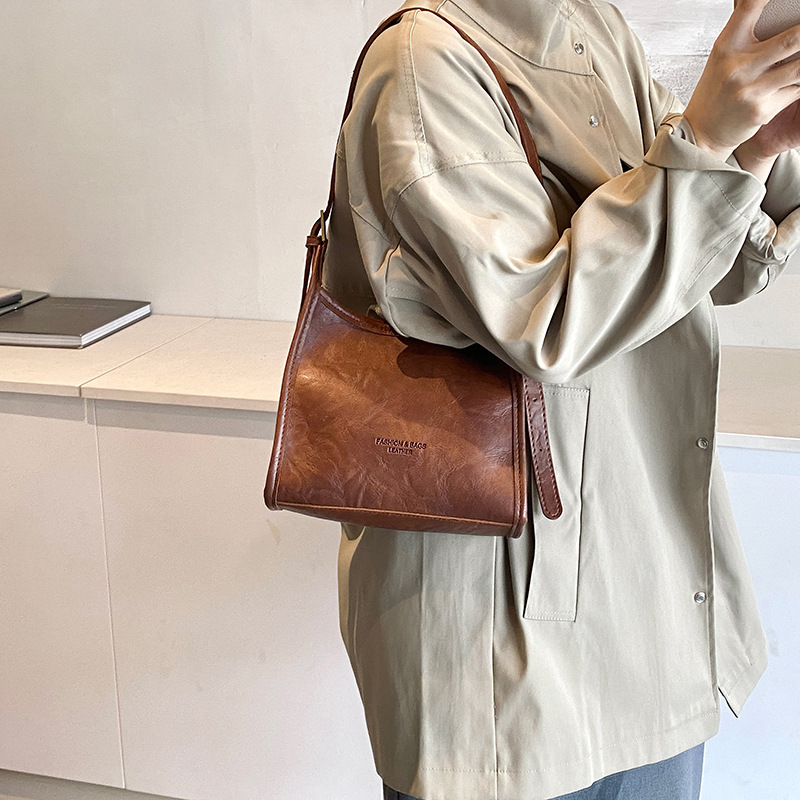 The 2024 new large-capacity commuter tote bag with a retro and fashionable design, a casual and niche single-shoulder bag, is selling well among women Application Scenario