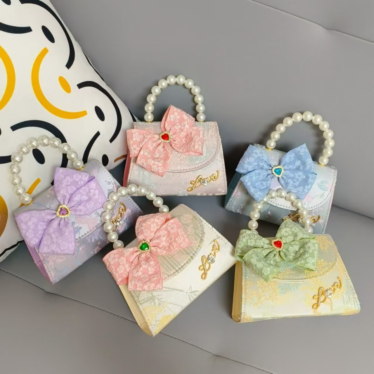 New Chinese-style children's bags, girls' single-shoulder bags, cute princess pearl handbags, bow crossbody bags, small square bags Application Scenario