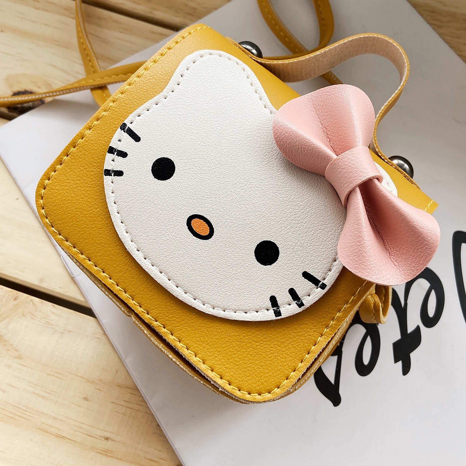 The 2020 new Korean-style cute cat children's small backpack, mini crossbody single-shoulder bag, decorated small change bag is trendy details Picture