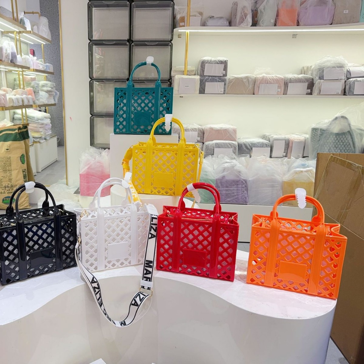 Cross-border wholesale niche design sense hollowed-out plastic hand-held vegetable basket bag, fashionable and individual wide shoulder strap crossbody bag for women details Picture