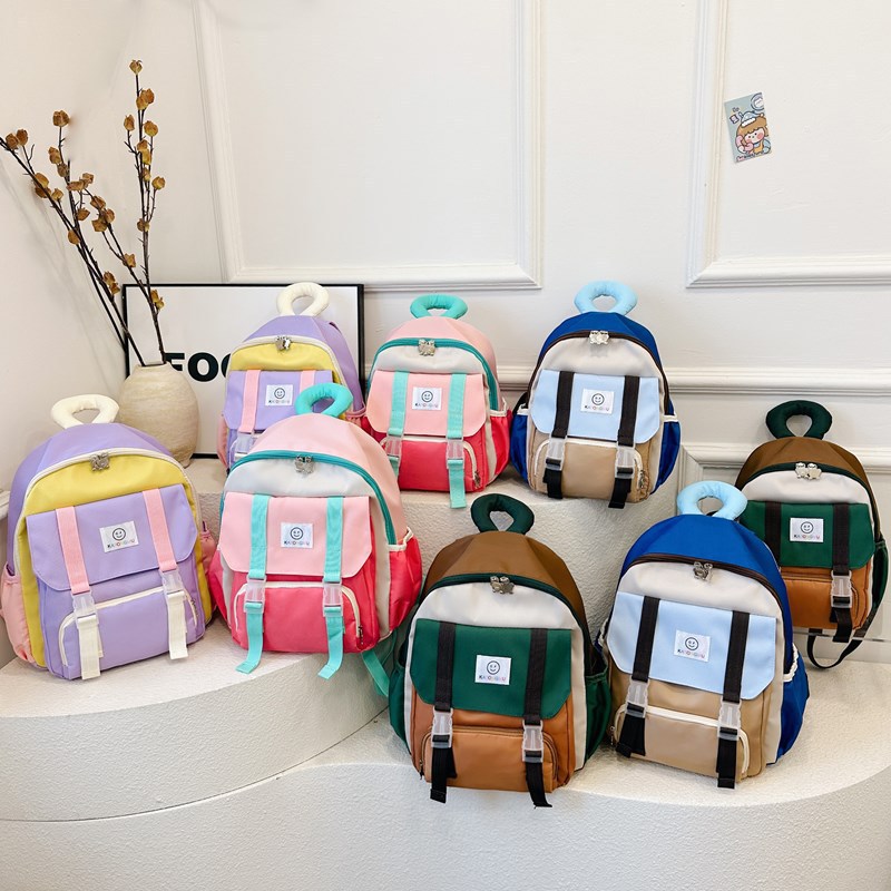 2024 New color-blocking children's backpacks for kindergartens, primary school students, boys and girls, and lightweight travel backpacks full figure