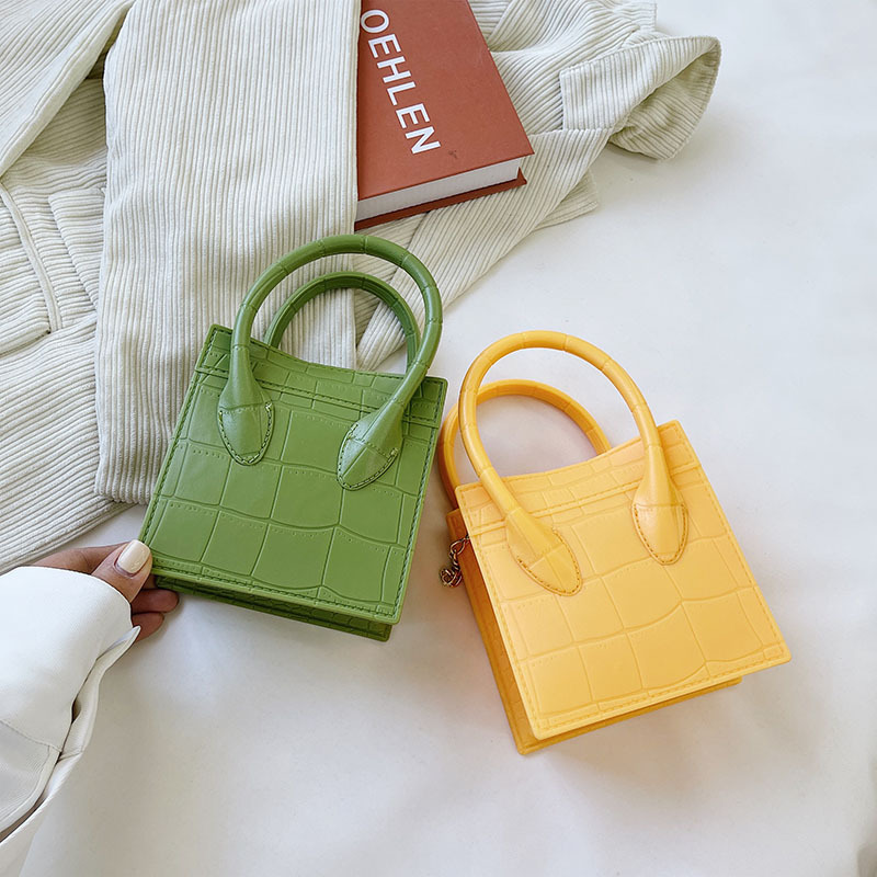 2025 Cross-border new popular smiling face bag, small square bag, fashionable and versatile chain hand bag, shoulder and crossbody jelly women's bag Application Scenario