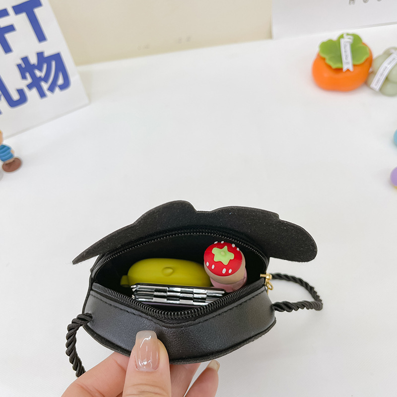 The 2022 new style of coin purse features a cartoon color contrast that is fashionable and versatile, suitable for both men and women. It can be crossed diagonally over a single shoulder for convenient travel Application Scenario