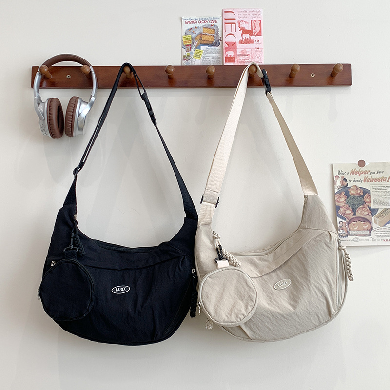 2025 New large-capacity fabric bag for female students, single-shoulder bag for class, new ins high-end underarm bag, crossbody bag Application Scenario
