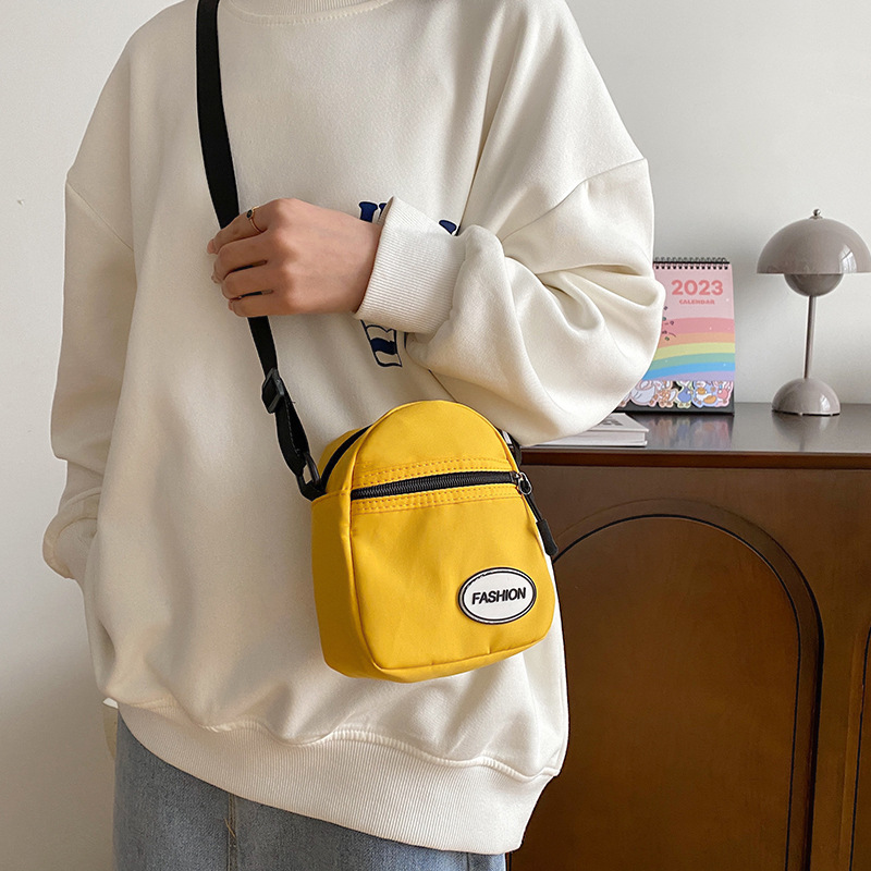 Trendy and fashionable solid-color small square bag, single-shoulder crossbody bag, small bag, simple and niche Korean-style casual small bag, small square bag full figure