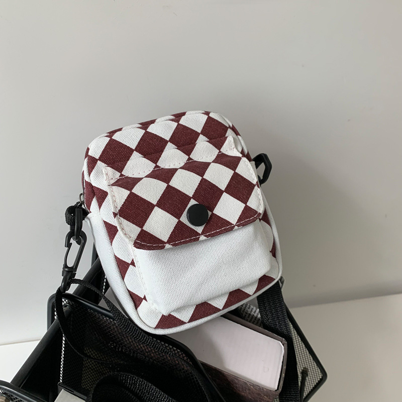 2024 New canvas bag, checkered and color-blocked women's bag, trendy and fashionable single-shoulder bag, fresh student mobile phone crossbody women's bag Application Scenario