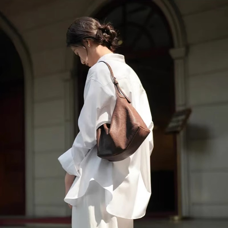 Leather top layer vegetable-tanned cowhide hobo single-shoulder underarm bag for women 2025 new style, a niche and high-end crossbody dumpling bag Application Scenario