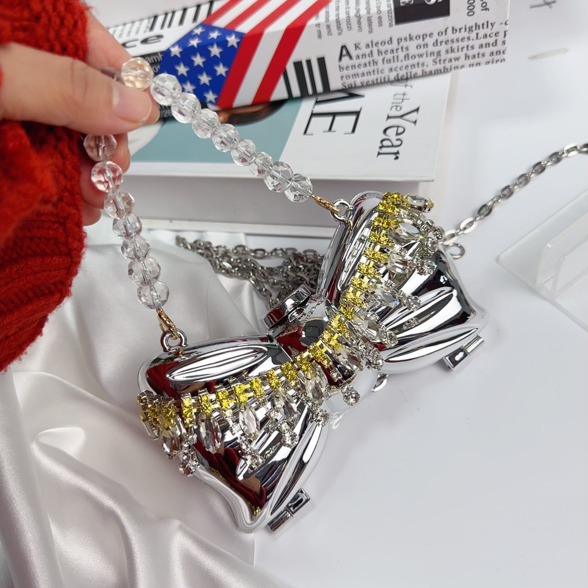 The 2025 autumn new mini accessory bag, fresh and clean makeup mirror bag, chain crossbody women's bag with diamond-encrusted bow Application Scenario