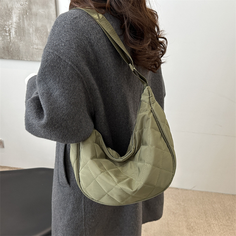 "Stylish large-capacity dumpling bag 2025 New trendy and fashionable niche single-shoulder bag, versatile and simple crossbody bag wholesale. Specification drawing
