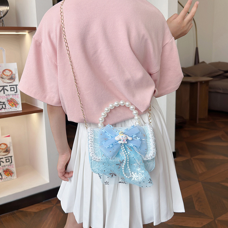 The new children's Kulomi single-shoulder bag, a fashionable little chanel-style girl's crossbody bag, is a versatile Korean-style crossbody bag for going out Application Scenario