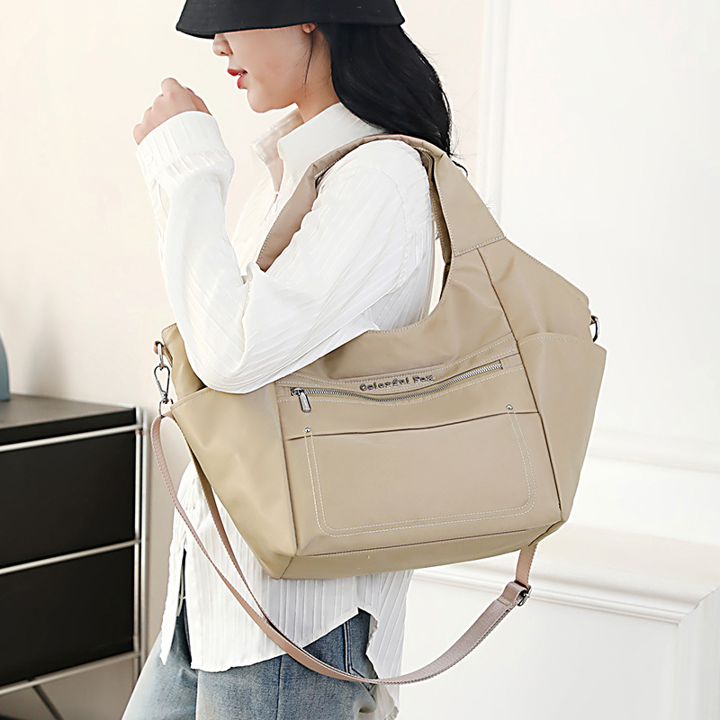 Colorful Fox large-capacity tote bag, women's fashionable commuting single-shoulder bag, casual and versatile water-resistant crossbody bag details Picture