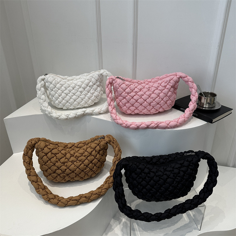 Large-capacity pleated cloud bag, new fashionable single-shoulder hand-held dumpling bag, solid-color simple crossbody bag, cross-border wholesale full figure