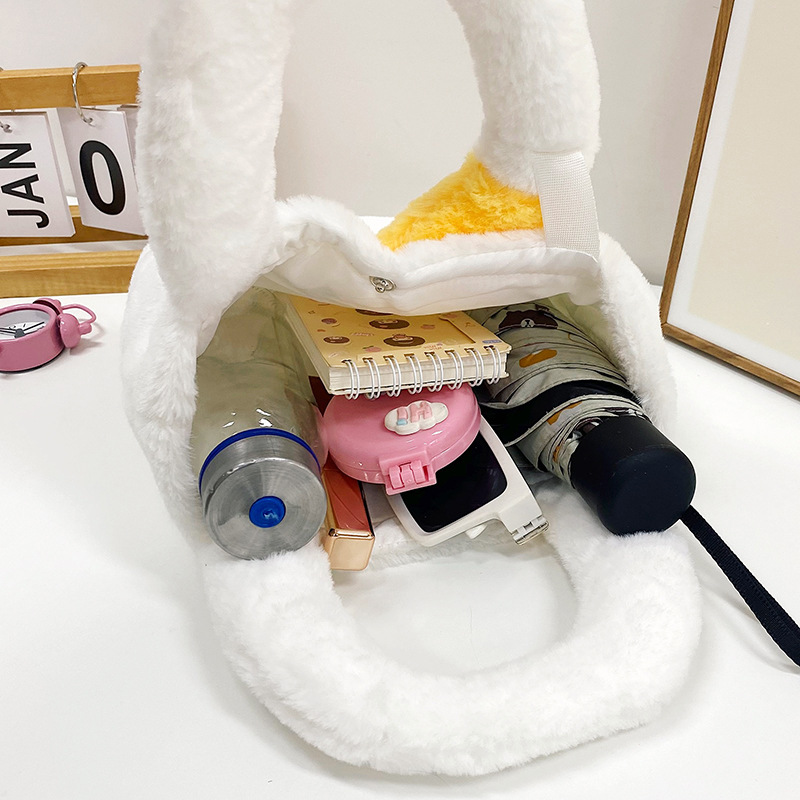 New plush and funny poached egg portable chain crossbody bag, cute and simple children's single-shoulder bag Application Scenario