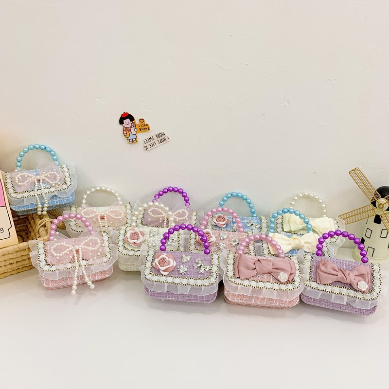 A cute princess crossbody bag with a bow, a trendy children's pearl handbag full figure