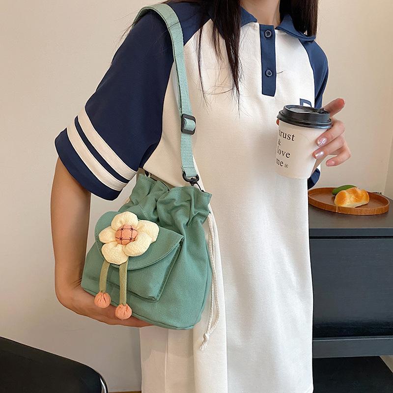 The new Tote nylon women's bag is a fashionable and versatile printed Korean-style women's bag. It is a simple single-shoulder crossbody handbag details Picture