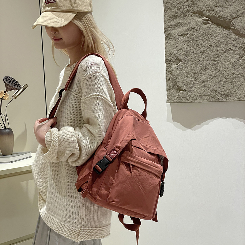 Colorful Fox's new Korean version large-capacity backpack for women is a lightweight and casual backpack for college students full figure