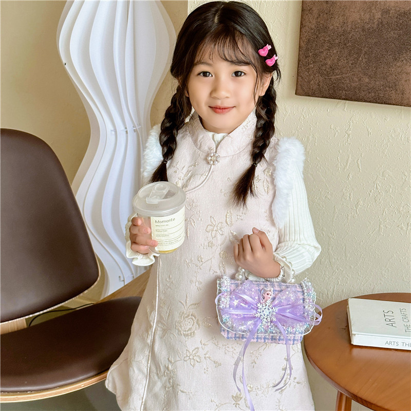 2024 New children's bag: Fashionable princess pearl hand-held coin purse, Stylish Girls' chain single-shoulder crossbody bag details Picture