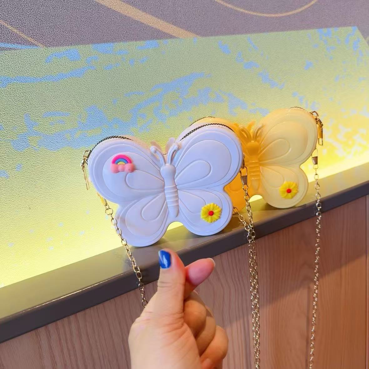 The new butterfly and jelly bags for the summer of 2025 are cute, colorful and sweet. They are mini chain bags that girls can carry diagonally on one shoulder details Picture