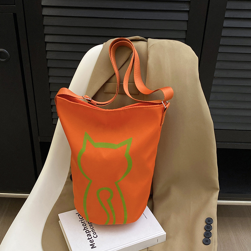 Cute cat crossbody bag, women's lightweight canvas bucket bag, 2025 new summer casual and versatile student single-shoulder bag Application Scenario