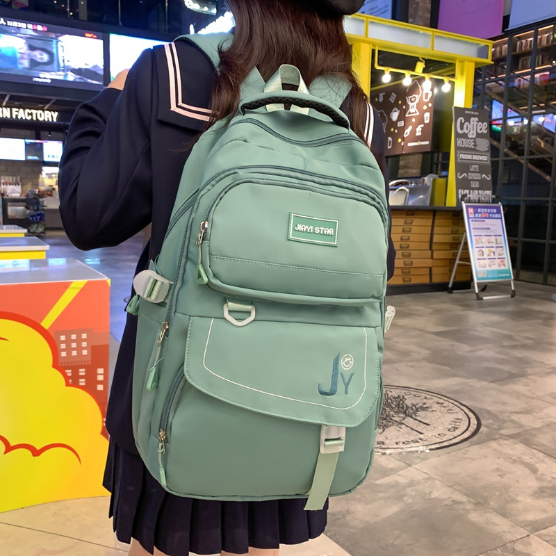 This backpack is versatile for girls, has a large capacity, is cute for junior high school and senior high school students, and is a lightweight backpack for sixth graders in primary school Application Scenario
