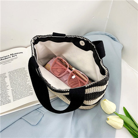 Woven bag, women's fabric bag, 2021 Summer new trendy fashion, trendy hand-held bag, shoulder bag, stylish design, tote bag Application Scenario