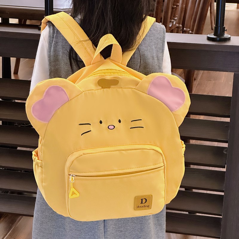New trendy and fashionable children's schoolbags for kindergartens, casual outdoor travel bags, and versatile backpacks for boys and girls Application Scenario