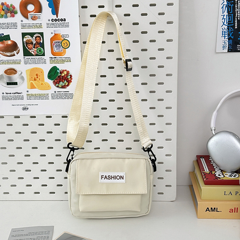 Cross-border canvas bags, couple single-shoulder bags, sturdy and durable small square bags, simple and elegant texture, student bags, women's crossbody bags Application Scenario