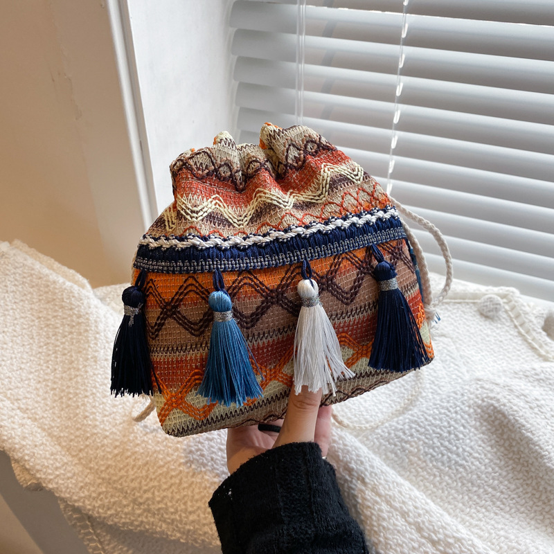 The 2022 new trendy and fashionable fringed bucket bag, a single-shoulder personalized crossbody bag with ethnic style Application Scenario