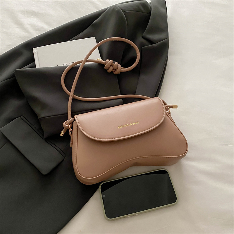 Retro and fashionable hand-held small square bag 2025 new style Hong Kong style stylish single-shoulder armpit bag high-end crossbody bag wholesale Application Scenario