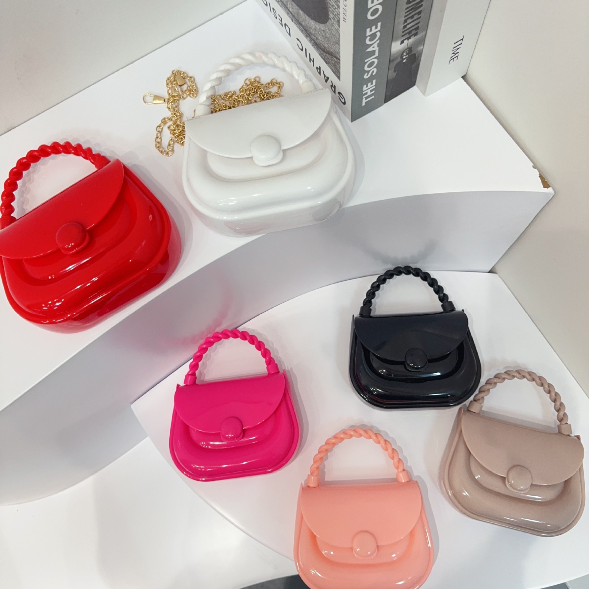 A new and fashionable jelly bag for women, a simple, casual and stylish small square bag in candy color for 2025 details Picture