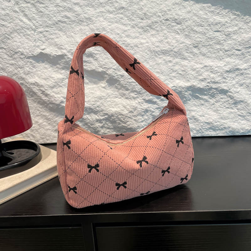 The checkered handbag is a new Spring/Summer 2025 single-shoulder bag for women. It is a casual, stylish and trendy handbag for women details Picture