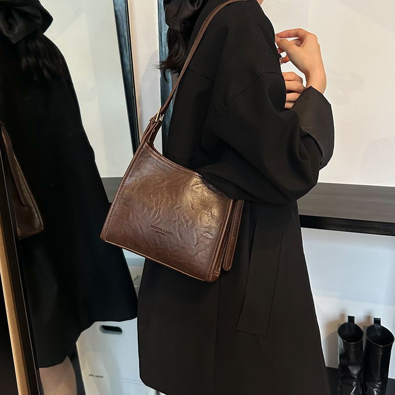 The 2024 new large-capacity commuter tote bag with a retro and fashionable design, a casual and niche single-shoulder bag, is selling well among women Specification drawing