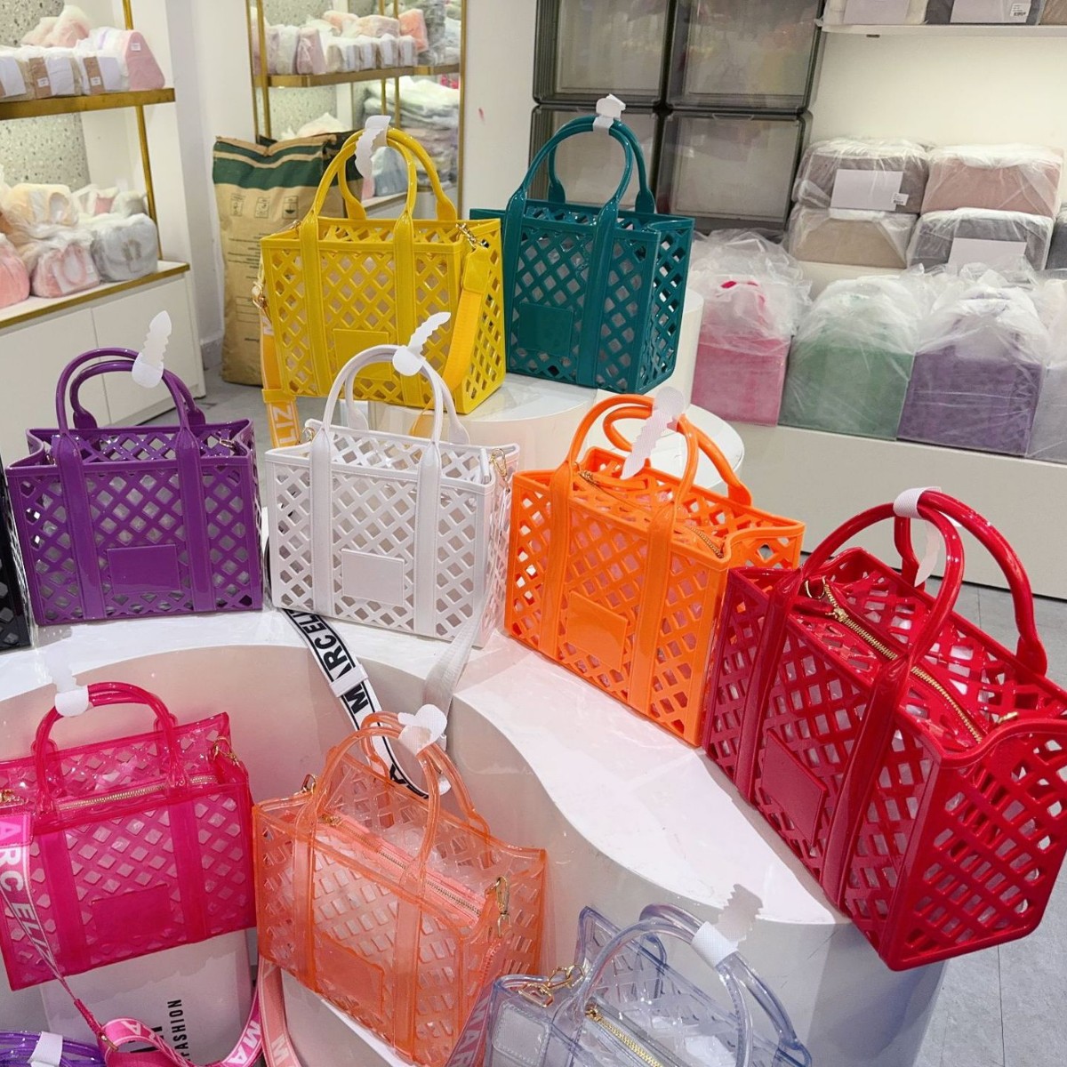 Cross-border wholesale niche design sense hollowed-out plastic hand-held vegetable basket bag, fashionable and individual wide shoulder strap crossbody bag for women Application Scenario