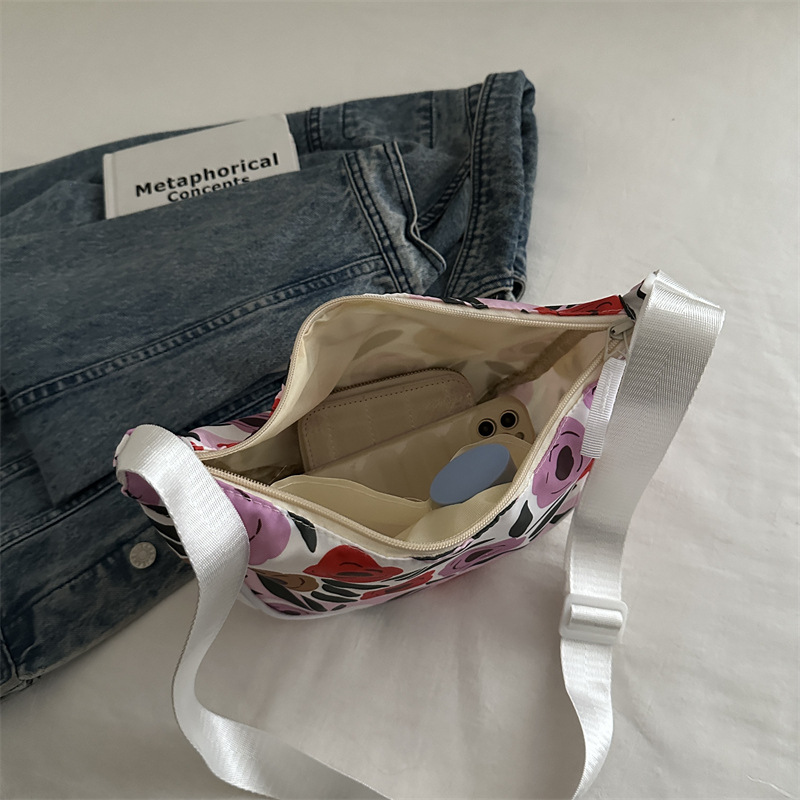 2025 Korean-style laid-back crossbody bag new versatile commuting dumpling bag, large-capacity commuting single-shoulder bag for women Application Scenario