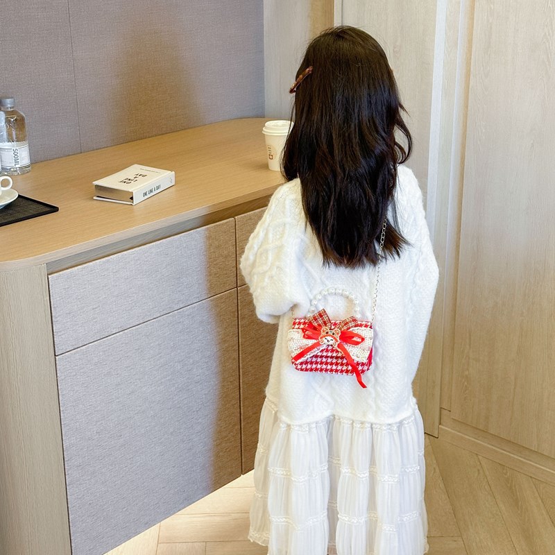 Children's New Year bag: Stylish Little girl, cute girl, princess, baby, red New Year greeting, fashionable and fragrant crossbody bag Application Scenario