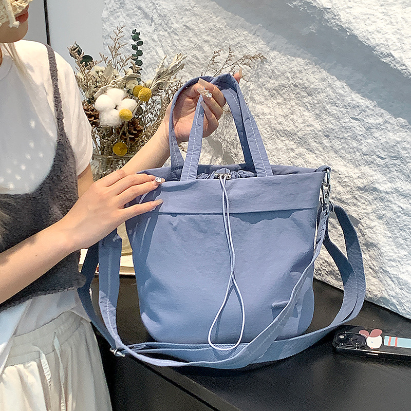 Colorful Fox's new niche nylon drawstring drawstring single-shoulder crossbody bag is a casual, versatile and lightweight bucket bag Application Scenario