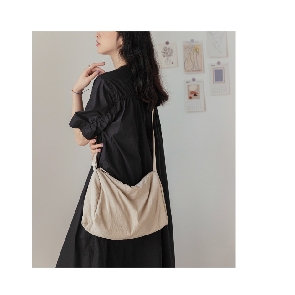 Casual single-shoulder bag for girls, crossbody bag, Japanese-style cylindrical bag, soft cloth bag, large capacity, simple cloth bag, student class bag for girls Application Scenario