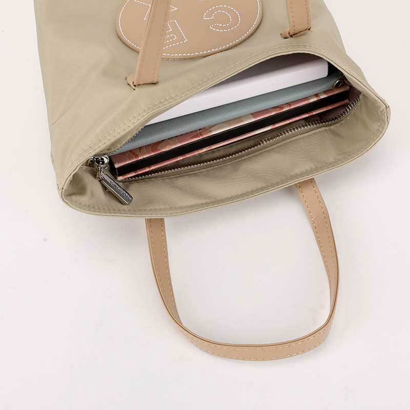 Colorful Fox's new spring casual bag, women's outdoor trendy handbag, water-resistant key coin purse Application Scenario