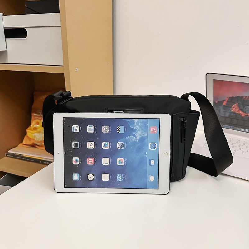 The new WEPOWER simple and casual crossbody bag is a fashionable and trendy small crossbody bag for men's business trips Application Scenario