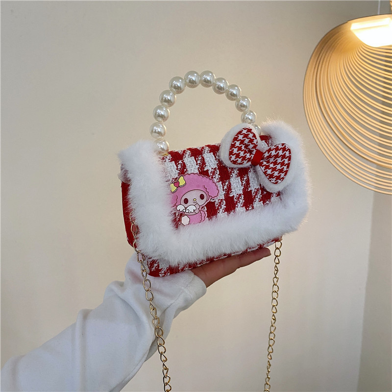 Children's crossbody bag, stylish girls' princess little Chanel pearl hand-held loose change small crossbody bag, cute girls' single-shoulder bag Application Scenario