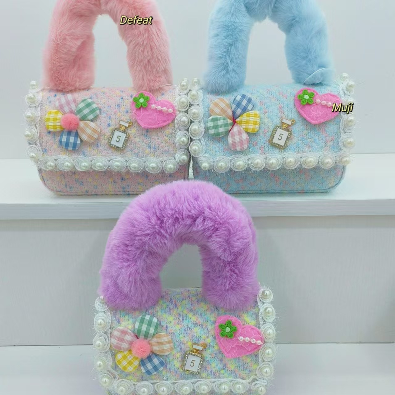 Plush handbag, little girl's single-shoulder crossbody bag, stylish small square bag, girl's lace accessory bag, chain coin purse Application Scenario