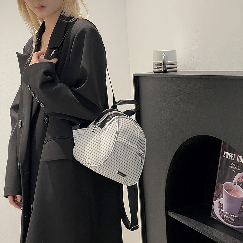 Colorful Fox's new shell-shaped small backpack is a delicate and simple casual backpack with an ins style for women full figure
