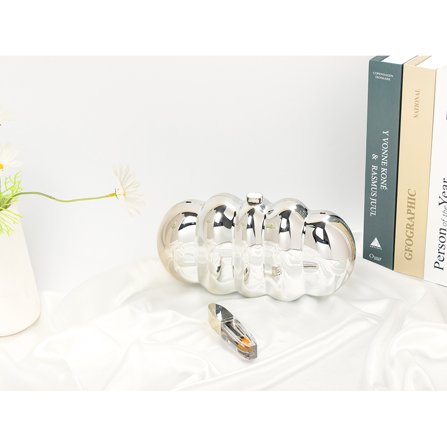 The 2025 cross-border fashion trend Cloud acrylic bag from Europe and America, with a niche design and a high-end feel, is a hand-held crossbody bag Item Picture