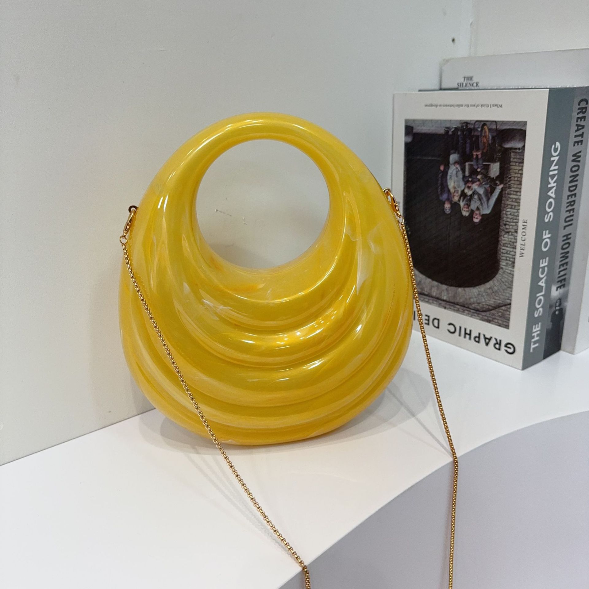 European and American cross-border elegant and stylish retro acrylic bag with threads, Hong Kong-style irregular high-end hand-held crossbody bag Application Scenario