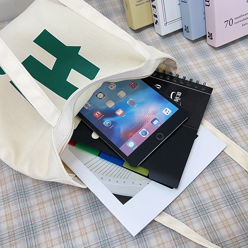 A trendy and versatile canvas bag for women, a new 2024 commuter single-shoulder underarm bag with fashionable letter print Application Scenario