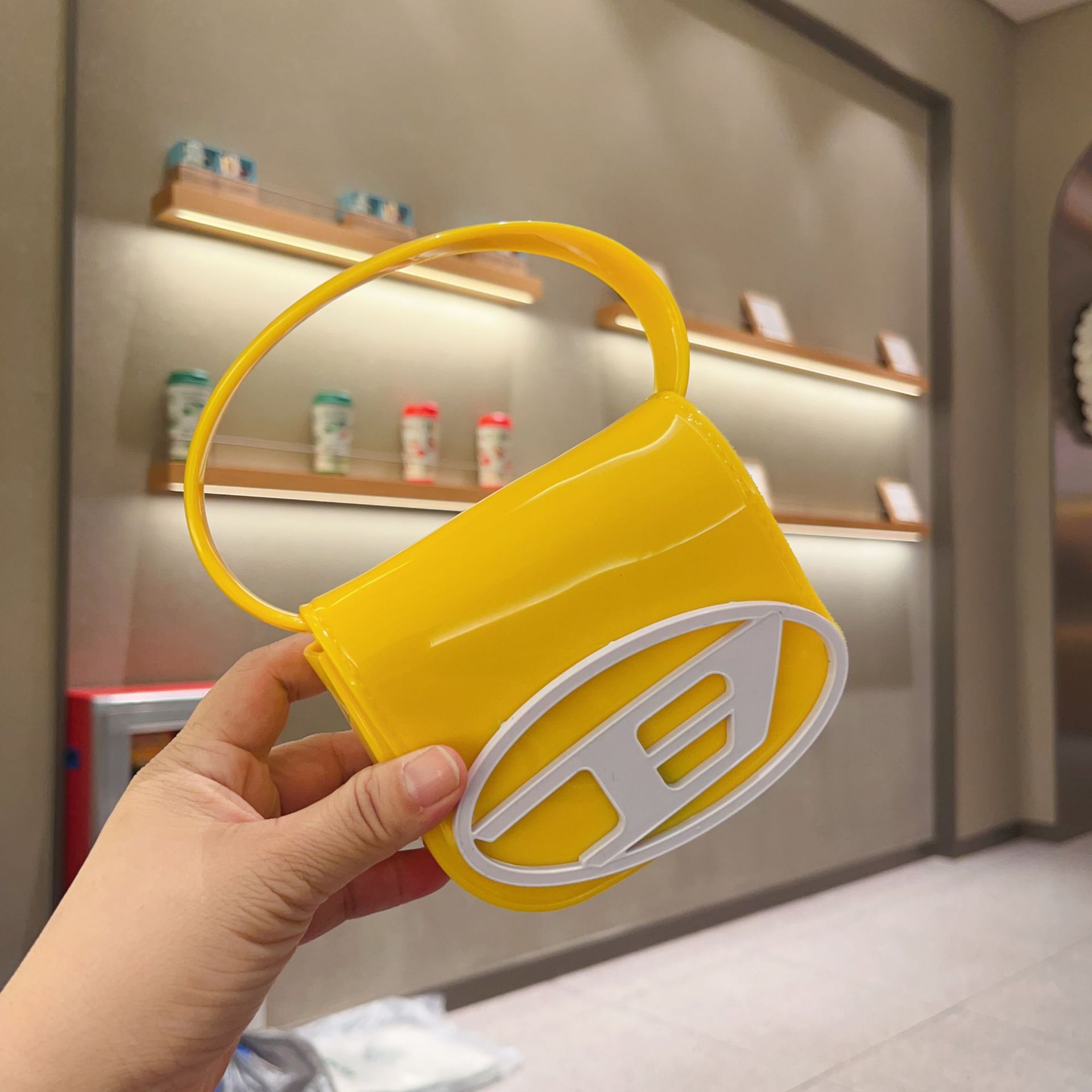 2025 Summer new letter jelly bag, mini and simple PVC fashionable single-shoulder crossbody women's bag, trendy makeup bag Application Scenario